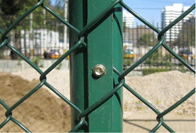 Pvc 1.2mm до 5mm покрыл проволочную изгородь циклона сетки 6m диаманта для баскетбольной площадки 0